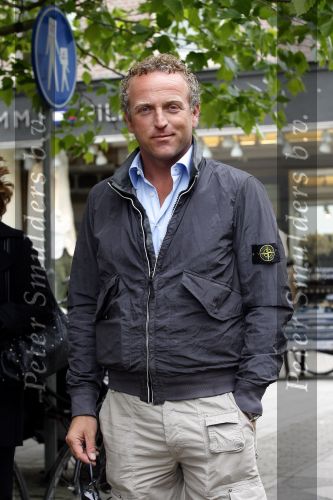 Amsterdam 12 mei 2007
Gordon winkelend op de pc hooftstraat met Christine Kroonenberg . Op straat kwam hij 4 dames tegen met by Gordon shirts.