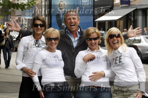 Amsterdam 12 mei 2007
Gordon winkelend op de pc hooftstraat met Christine Kroonenberg . Op straat kwam hij 4 dames tegen met by Gordon shirts.