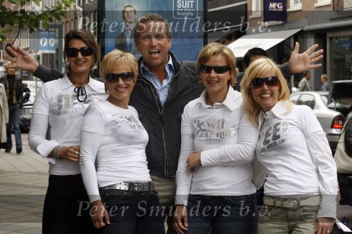 Amsterdam 12 mei 2007
Gordon winkelend op de pc hooftstraat met Christine Kroonenberg . Op straat kwam hij 4 dames tegen met by Gordon shirts.