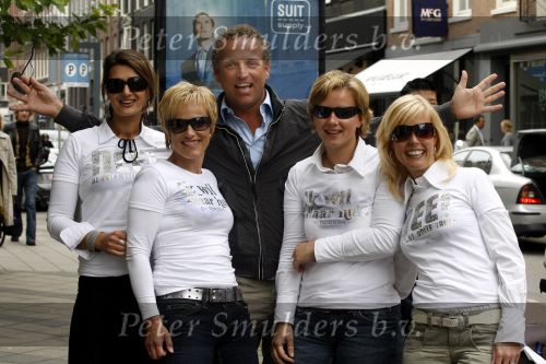Amsterdam 12 mei 2007
Gordon winkelend op de pc hooftstraat met Christine Kroonenberg . Op straat kwam hij 4 dames tegen met by Gordon shirts.