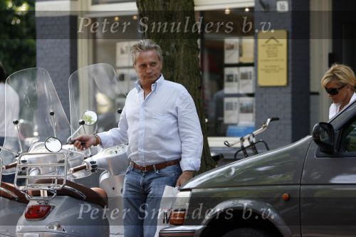 Amsterdam 2 juni 2007
Connie Breukhoven met Hans Breukhoven op terras en daarna op vespa scooter