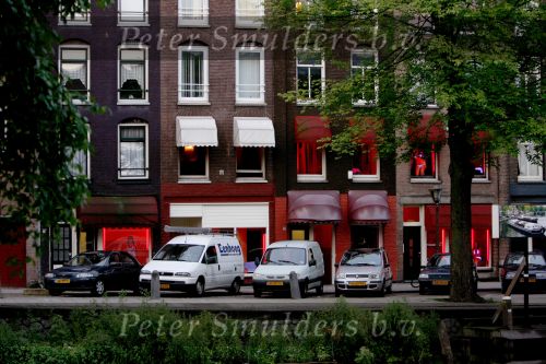 Amsterdam 21 juni 2007
De hoertjes zitten precis bij de nieuwe woning va Mathijs v Nieuwkerk.