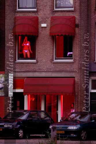 Amsterdam 21 juni 2007
De hoertjes zitten precis bij de nieuwe woning va Mathijs v Nieuwkerk.
