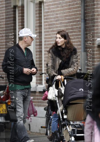 Amsterdam 11 mei 2007
Wessel v Diepen met Irene v d Laar achter de knderwagen in Amsterdam.