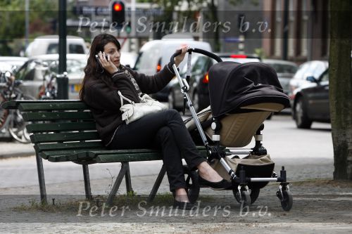 Amsterdam 15 mei 2007
Irene v d Laar met gsm op bankje met kinderwagen.