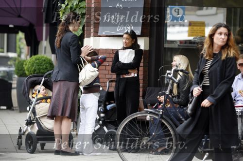 Amsterdam 21 mei 2007
Suzanne Klemann met dochtertje Uma Lee op een terras in Amsterdam.Irene v d Laar met baby