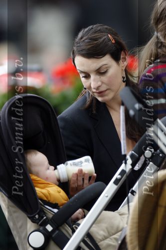 Amsterdam 21 mei 2007
Irene v d Laar geeft baby de fles op terras