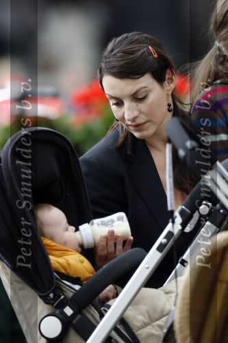Amsterdam 21 mei 2007
Irene v d Laar geeft baby de fles op terras