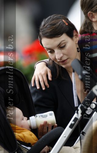 Amsterdam 21 mei 2007
Irene v d Laar geeft baby de fles op terras