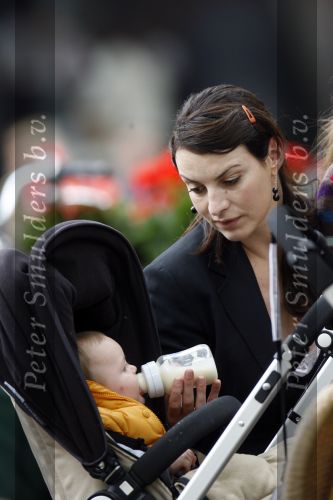 Amsterdam 21 mei 2007
Irene v d Laar geeft baby de fles op terras