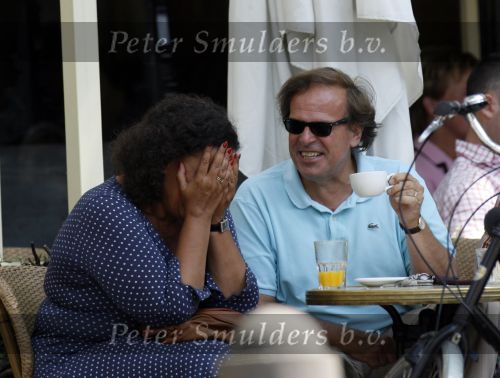 Amsterdam 20 juni 2007
Ivo Niehe lachend met een dame op terras.