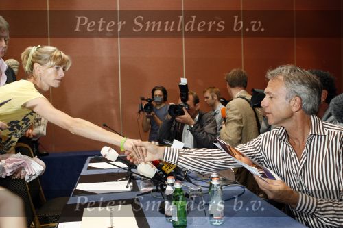Amsterdam 7 juni 2007
De ouders van de ontvoerde Madeleine Mc Cann geven persconferentie in het Hilton. Gerry en Kate Mc Cann zijn op doorreis in Europa om overal aandacht te krijgen voor de ontvoering. Jaap Jongbloed