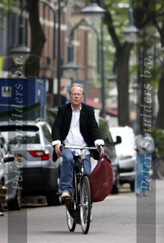 Amsterdam 9 juni 2007
Jack Spijkerman op de fiets en voetballend met een jongen op de cornelis schuytstraat