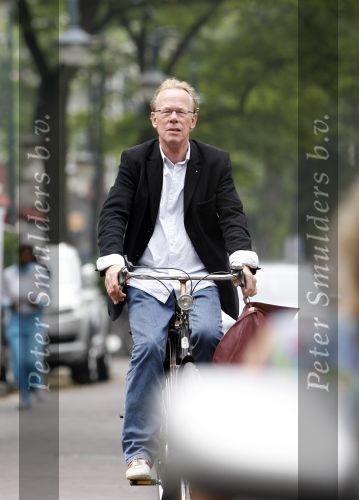 Amsterdam 9 juni 2007
Jack Spijkerman op de fiets en voetballend met een jongen op de cornelis schuytstraat