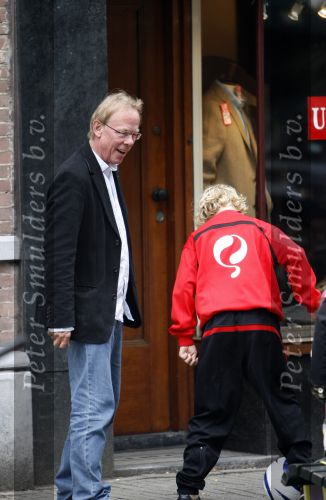 Amsterdam 9 juni 2007
Jack Spijkerman op de fiets en voetballend met een jongen op de cornelis schuytstraat