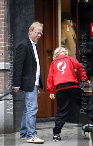 Amsterdam 9 juni 2007
Jack Spijkerman op de fiets en voetballend met een jongen op de cornelis schuytstraat