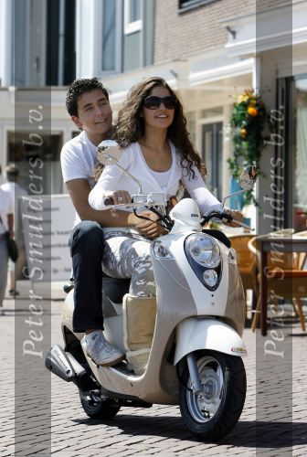 Volendam 20 juni 2007
Jan Smit en Yolanthe Cabau v Kasbergen  op scooter op de dijk