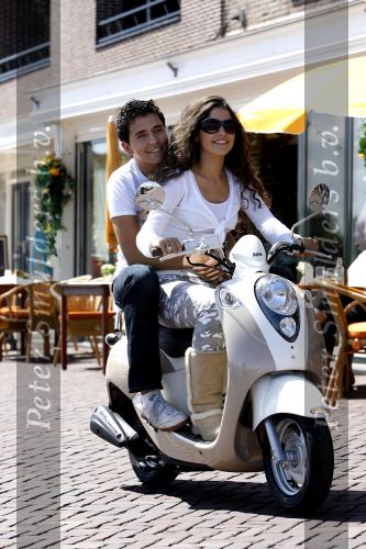 Volendam 20 juni 2007
Jan Smit en Yolanthe Cabau v Kasbergen  op scooter op de dijk