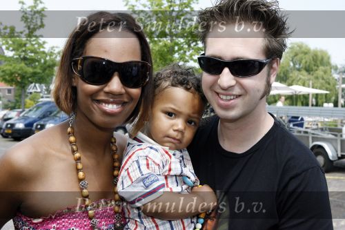 Ouderkerk aan de Amstel 24 mei 2007
Jasmine Sendar met zoon en man bij presentatie kinderkleding lijn Lief van Geert Hoes.