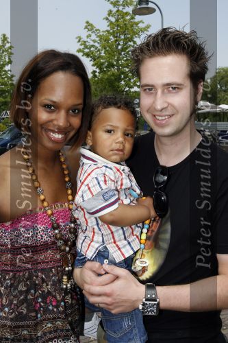 Ouderkerk aan de Amstel 24 mei 2007
Jasmine Sendar met zoon en man bij presentatie kinderkleding lijn Lief van Geert Hoes.