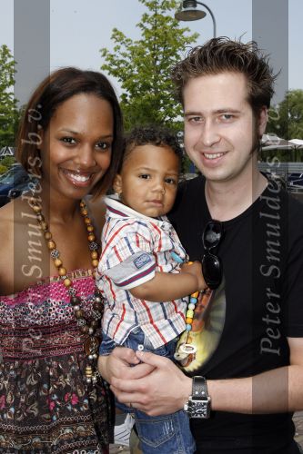 Ouderkerk aan de Amstel 24 mei 2007
Jasmine Sendar met zoon en man bij presentatie kinderkleding lijn Lief van Geert Hoes.