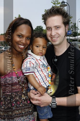 Ouderkerk aan de Amstel 24 mei 2007
Jasmine Sendar met zoon en man bij presentatie kinderkleding lijn Lief van Geert Hoes.