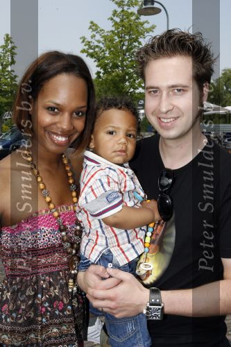 Ouderkerk aan de Amstel 24 mei 2007
Jasmine Sendar met zoon en man bij presentatie kinderkleding lijn Lief van Geert Hoes.
