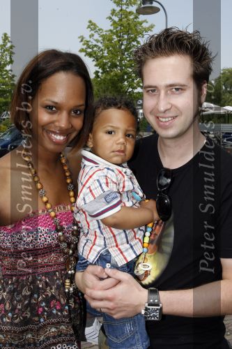 Ouderkerk aan de Amstel 24 mei 2007
Jasmine Sendar met zoon en man bij presentatie kinderkleding lijn Lief van Geert Hoes.