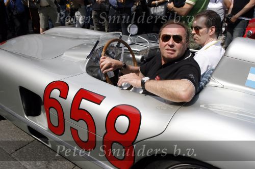 Brescia 17 mei 2007
Start van de 80e mille miglia. State of art is daar een van de sponsors. Jochem Mass in de mercedes 300 slr waarmee Stirling Moss het record heeft  gereden