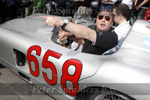Brescia 17 mei 2007
Start van de 80e mille miglia. State of art is daar een van de sponsors. Jochem Mass in de mercedes 300 slr waarmee Stirling Moss het record heeft  gereden
