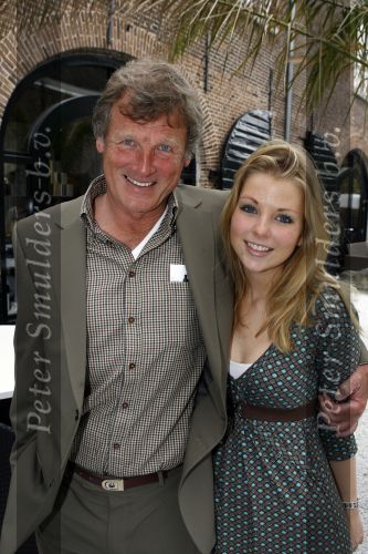 Naarden 21 mei 2007
Presentatie boek Supermom\'s stijlgids van Vivian Ewbank Reijs in het Arsenaal. Vader John Ewbank met zus van John