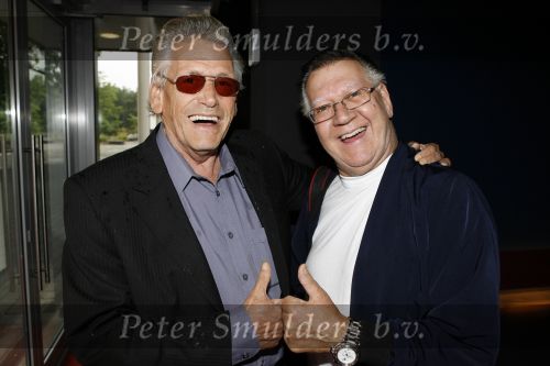 Hilversum 18 juni 2007
Frank Wentink krijgt koninklijke onderscheiding in studio 21. Joop v tellingen met oud regisseur
