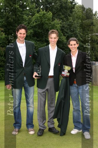 Eindhoven, 29 Juni 2007
Stichting Jeugdgolf Eindhoven ( Jeugdtour )
Voor de 18e maal gespeeld op de golfbanen van Welschap, Best, De eindhovensche, Haviksoord en Tongelreep. Op de foto voor de 2e maal winnaar Junior Smulders ( van de Eindhovensche, links oud winnaar Frans v Engelen ( De tongelreep ) en rechts de winnares van 2006, Anne v d Bosch ( De Schoot )