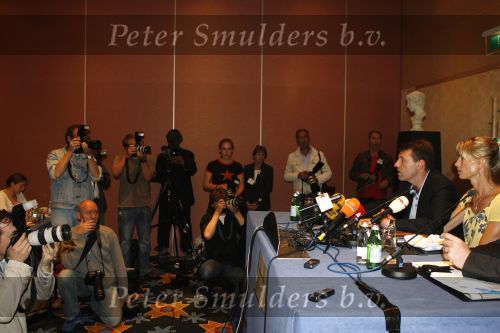 Amsterdam 7 juni 2007
De ouders van de ontvoerde Madeleine Mc Cann geven persconferentie in het Hilton. Gerry en Kate Mc Cann zijn op doorreis in Europa om overal aandacht te krijgen voor de ontvoering.