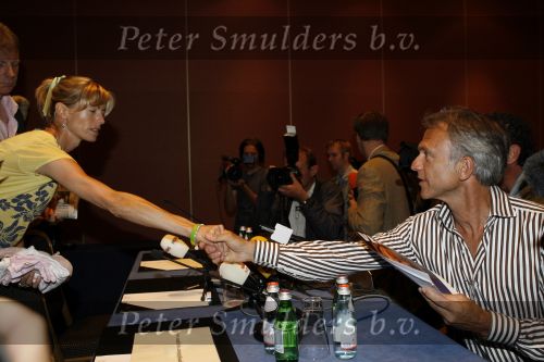 Amsterdam 7 juni 2007
De ouders van de ontvoerde Madeleine Mc Cann geven persconferentie in het Hilton. Gerry en Kate Mc Cann zijn op doorreis in Europa om overal aandacht te krijgen voor de ontvoering. Jaap Jongbloed