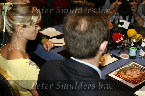 Amsterdam 7 juni 2007
De ouders van de ontvoerde Madeleine Mc Cann geven persconferentie in het Hilton. Gerry en Kate Mc Cann zijn op doorreis in Europa om overal aandacht te krijgen voor de ontvoering.