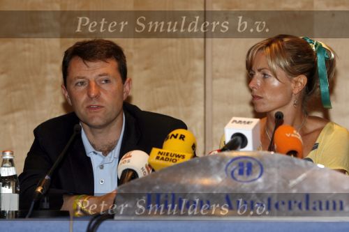 Amsterdam 7 juni 2007
De ouders van de ontvoerde Madeleine Mc Cann geven persconferentie in het Hilton. Gerry en Kate Mc Cann zijn op doorreis in Europa om overal aandacht te krijgen voor de ontvoering.