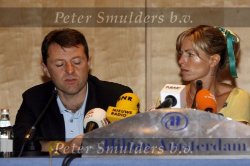 Amsterdam 7 juni 2007
De ouders van de ontvoerde Madeleine Mc Cann geven persconferentie in het Hilton. Gerry en Kate Mc Cann zijn op doorreis in Europa om overal aandacht te krijgen voor de ontvoering.