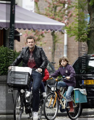 Amsterdam 12 mei 2007
Schrijver Kluun met zijn 2 dochters op de fiets in Amsterdam zuid.