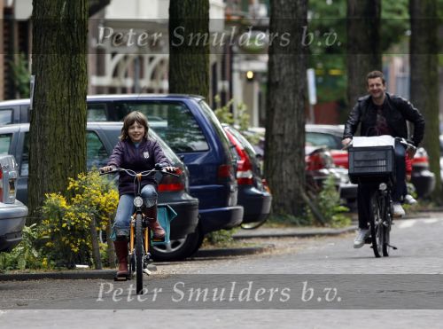 Amsterdam 12 mei 2007
Schrijver Kluun met zijn 2 dochters op de fiets in Amsterdam zuid.