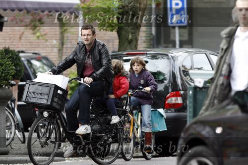 Amsterdam 12 mei 2007
Schrijver Kluun met zijn 2 dochters op de fiets in Amsterdam zuid.