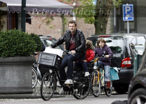 Amsterdam 12 mei 2007
Schrijver Kluun met zijn 2 dochters op de fiets in Amsterdam zuid.