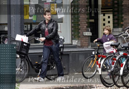 Amsterdam 12 mei 2007
Schrijver Kluun met zijn 2 dochters op de fiets in Amsterdam zuid.