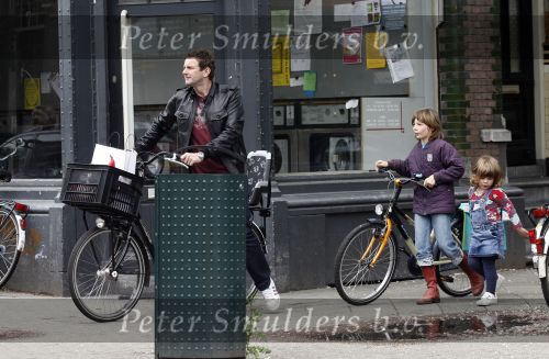 Amsterdam 12 mei 2007
Schrijver Kluun met zijn 2 dochters op de fiets in Amsterdam zuid.
