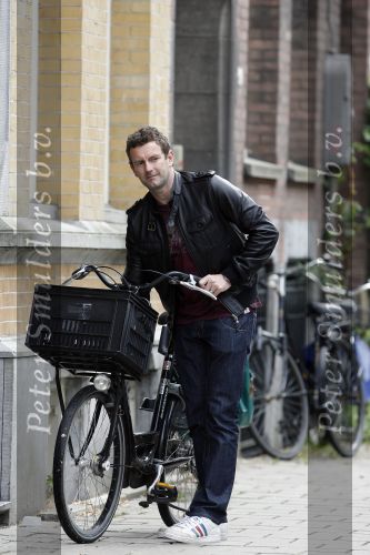 Amsterdam 12 mei 2007
Schrijver Kluun met zijn 2 dochters op de fiets in Amsterdam zuid.
