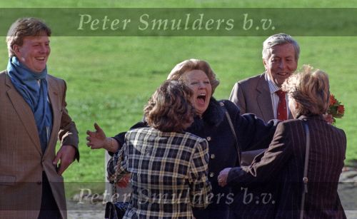 Apeldoorn, 3 Januari 1998
Koningin Beatrix verwelkomt haar twee zussen Prinses Margriet en Prinses Irene, verder haar zoon Prins willem alexander en haar man Prins Claus