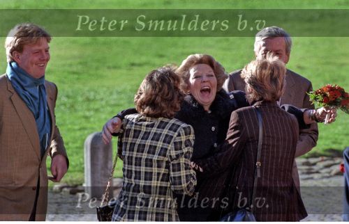 Apeldoorn, 3 Januari 1998
Koningin Beatrix verwelkomt haar twee zussen Prinses Margriet en Prinses Irene, verder haar zoon Prins willem alexander en haar man Prins Claus