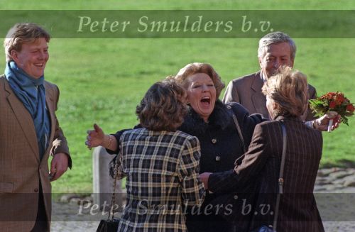 Apeldoorn, 3 Januari 1998
Koningin Beatrix verwelkomt haar twee zussen Prinses Margriet en Prinses Irene, verder haar zoon Prins willem alexander en haar man Prins Claus