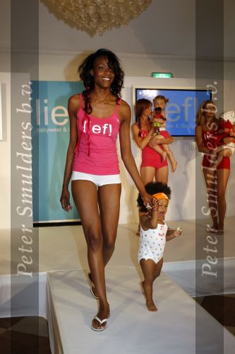 Ouderkerk aan de Amstel 24 mei 2007
presentatie kinderkleding lijn Lief van Geert Hoes.