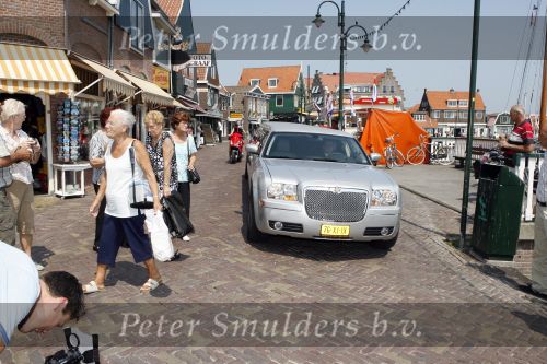 Volendam 12 juni 2007
Surprise feestje Annie Schilder in cafe Centraal. Annie met haar zoon en dochter